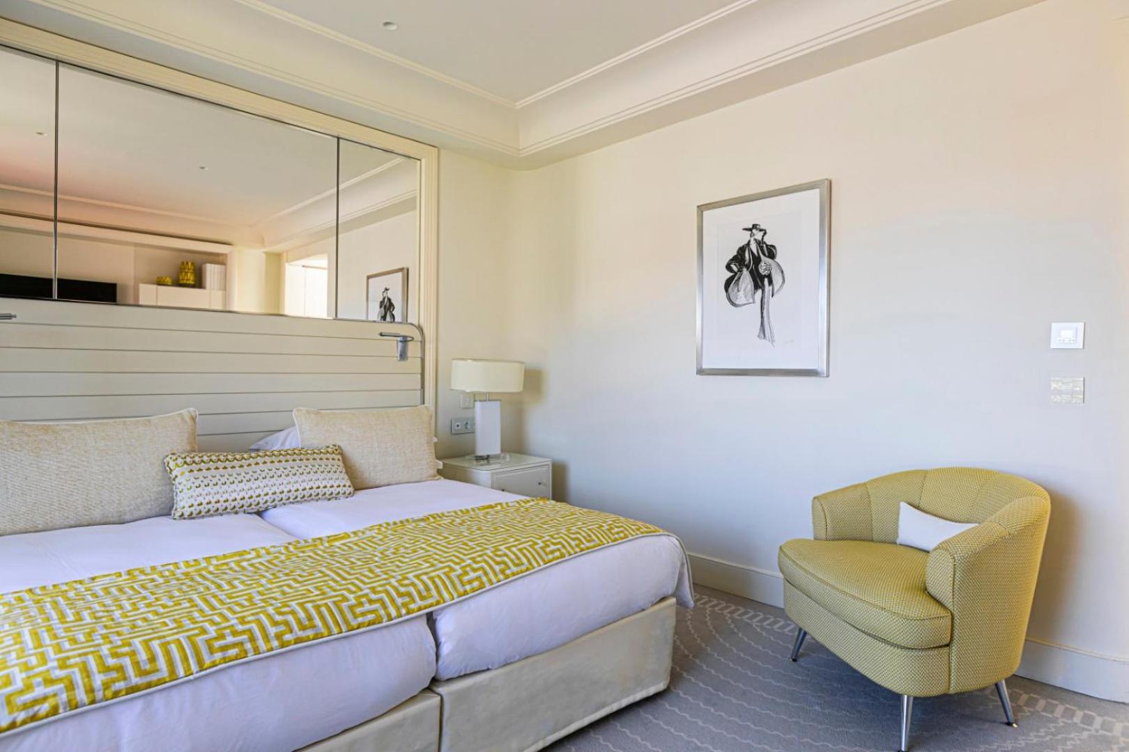 Hôtel Martinez, in The Unbound Collection by Hyatt Cannes Exterior foto A bedroom at the hotel