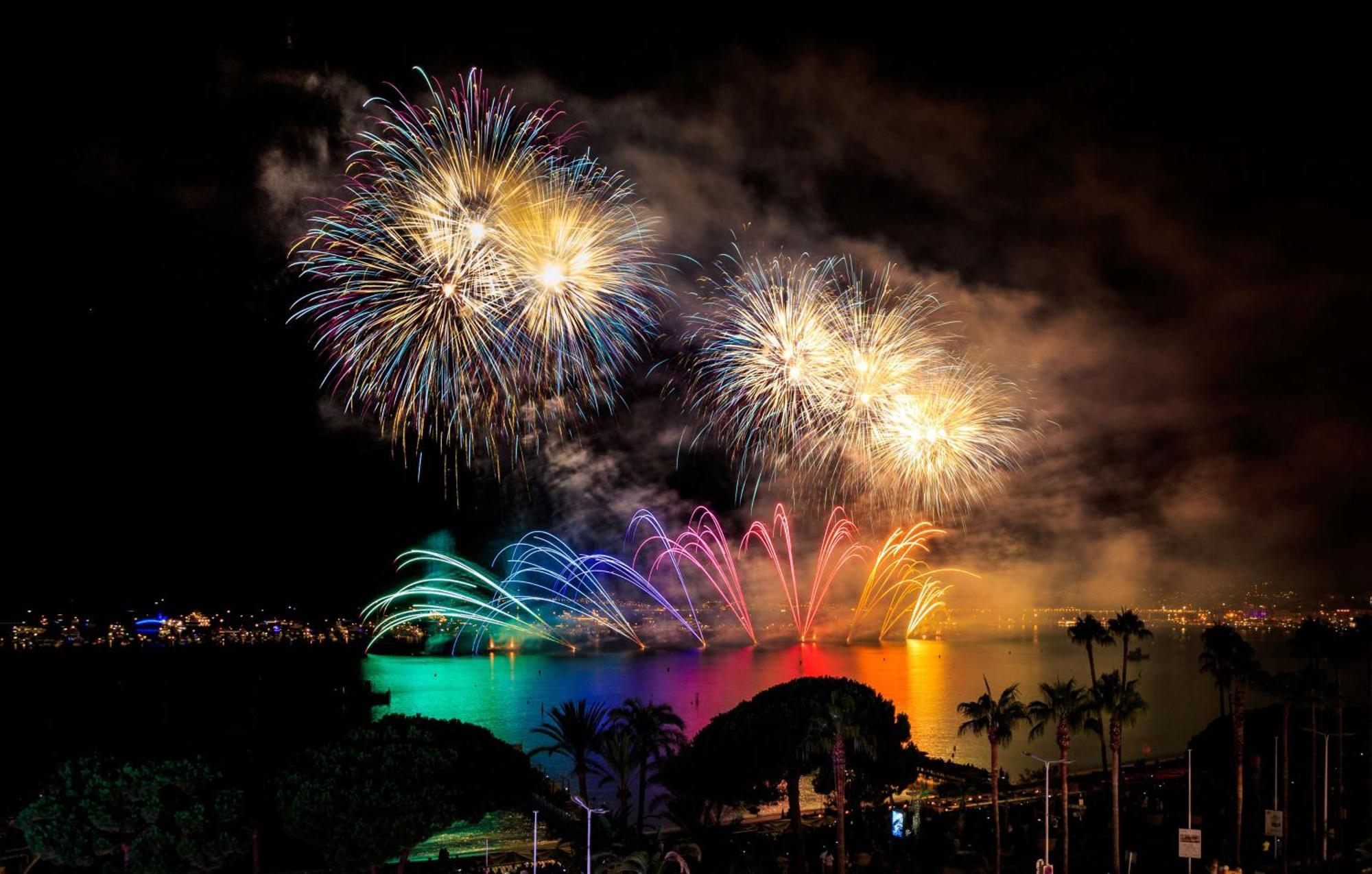 Hôtel Martinez, in The Unbound Collection by Hyatt Cannes Exterior foto Fireworks at the 2013 Commonwealth Games opening ceremony