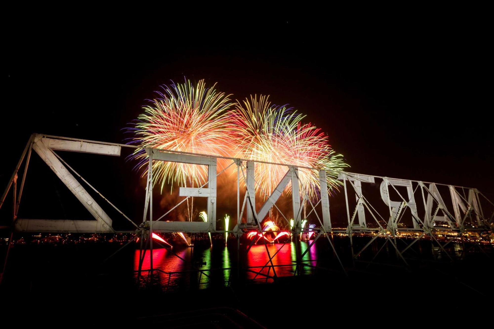 Hôtel Martinez, in The Unbound Collection by Hyatt Cannes Exterior foto Fireworks at the New Year's Eve celebrations