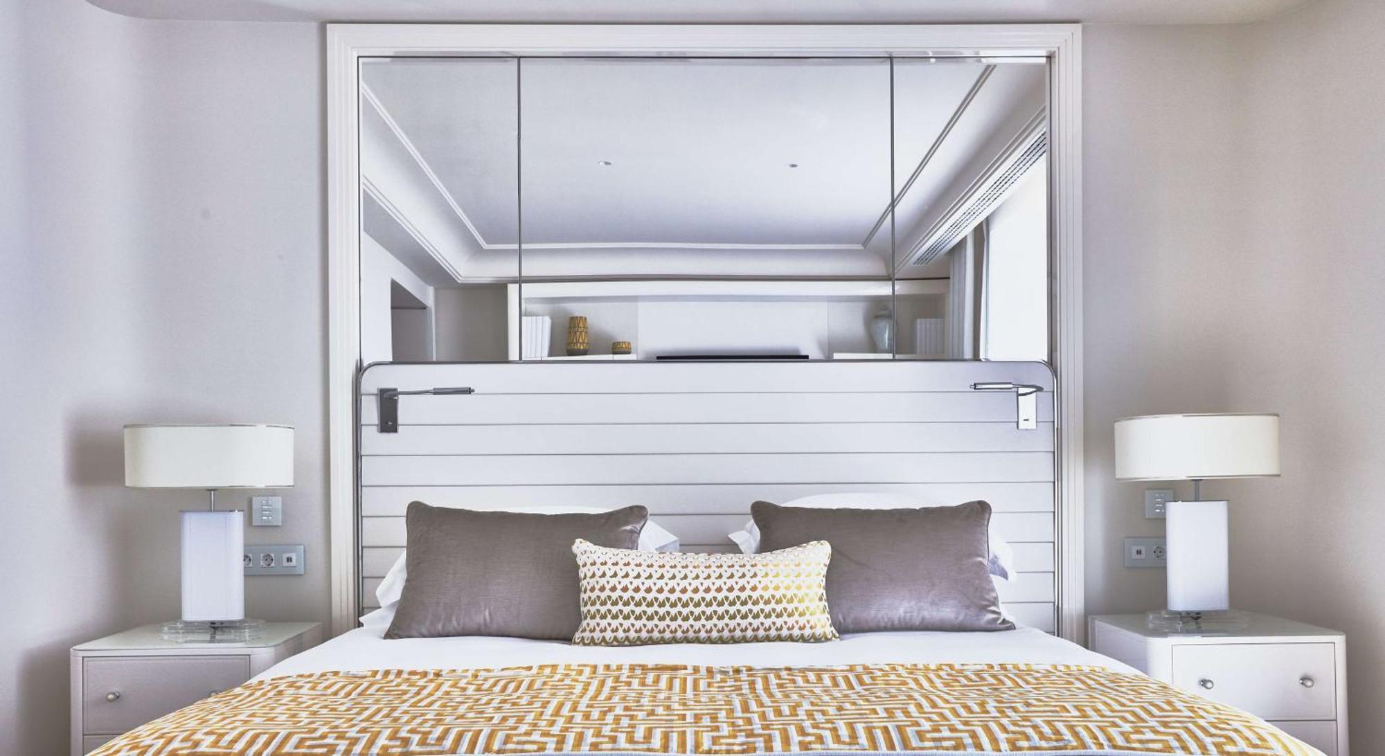 Hôtel Martinez, in The Unbound Collection by Hyatt Cannes Exterior foto A bedroom at the hotel