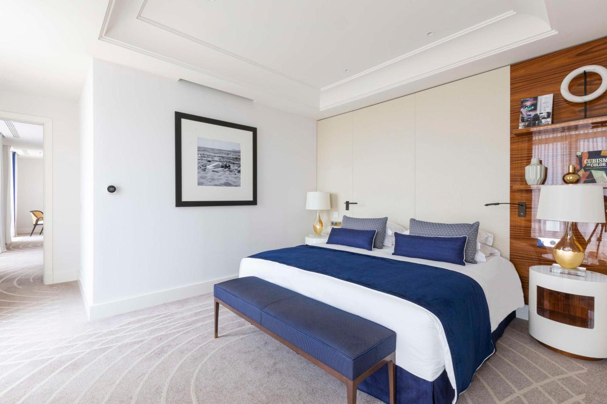 Hôtel Martinez, in The Unbound Collection by Hyatt Cannes Exterior foto A bedroom at the Four Seasons Hotel
