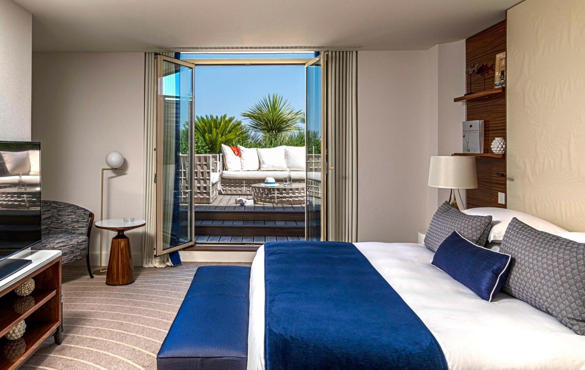 Hôtel Martinez, in The Unbound Collection by Hyatt Cannes Exterior foto A typical room