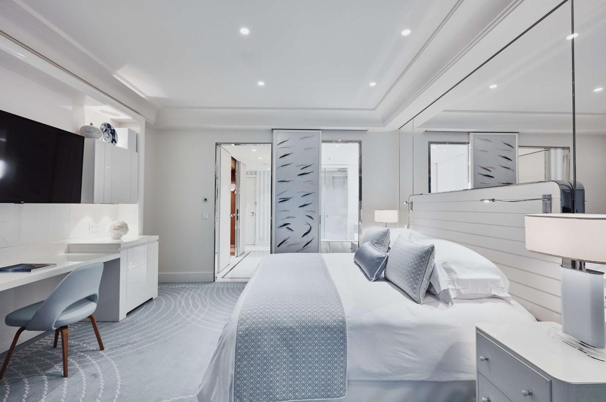 Hôtel Martinez, in The Unbound Collection by Hyatt Cannes Exterior foto A bedroom in the hotel
