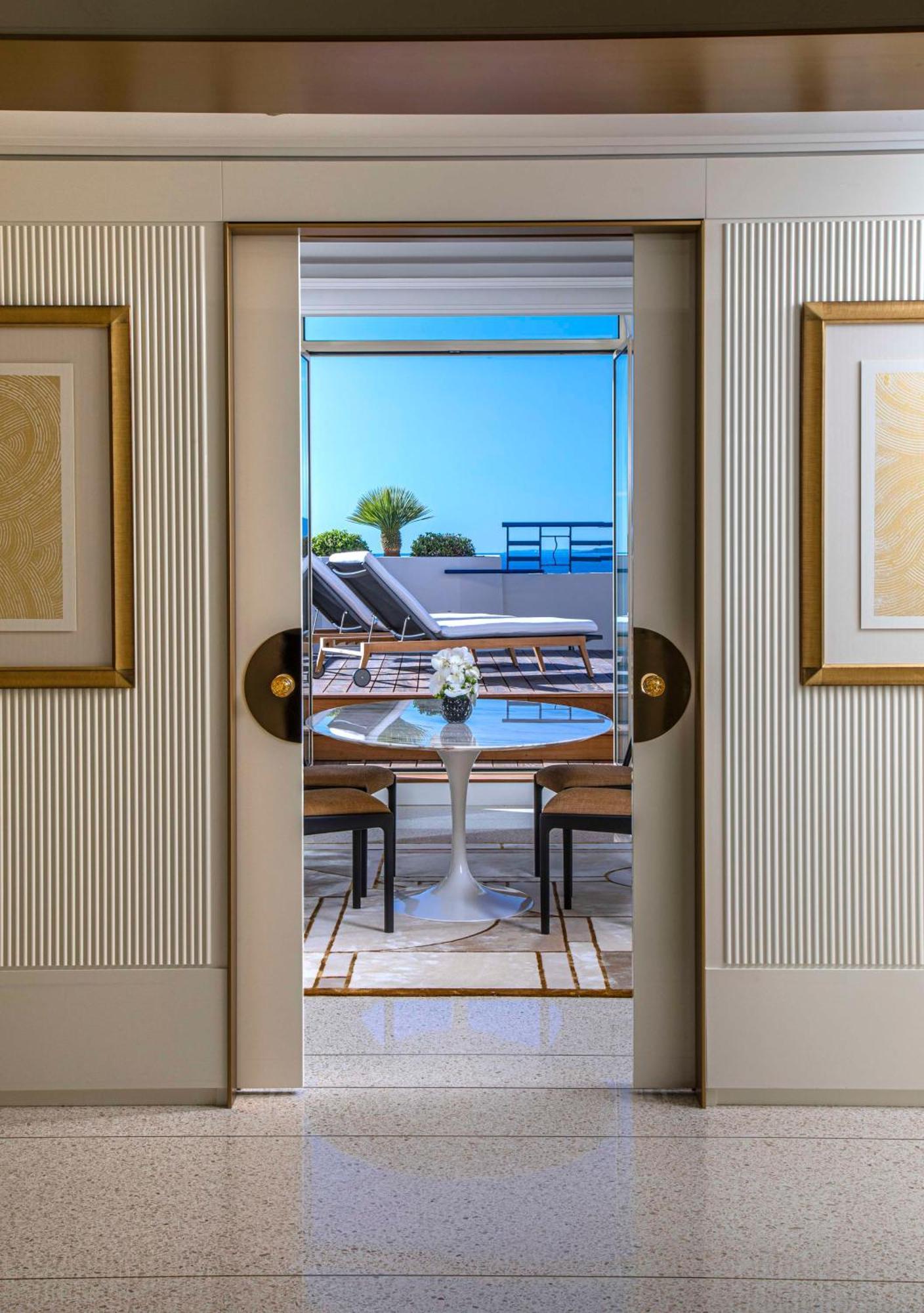 Hôtel Martinez, in The Unbound Collection by Hyatt Cannes Exterior foto A view of the pool from a guest room