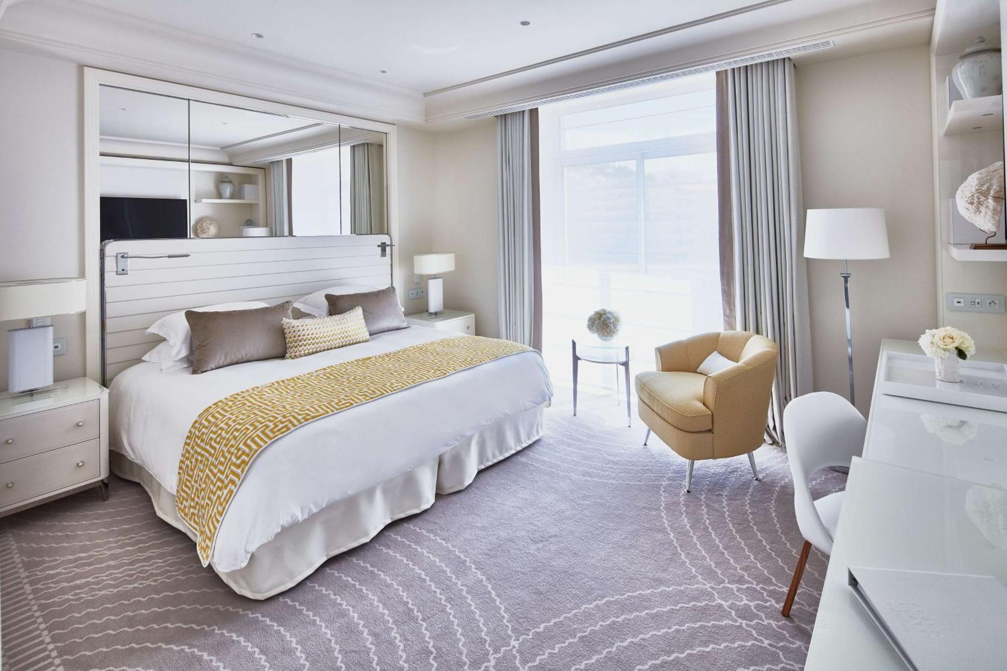 Hôtel Martinez, in The Unbound Collection by Hyatt Cannes Exterior foto A bedroom in the hotel