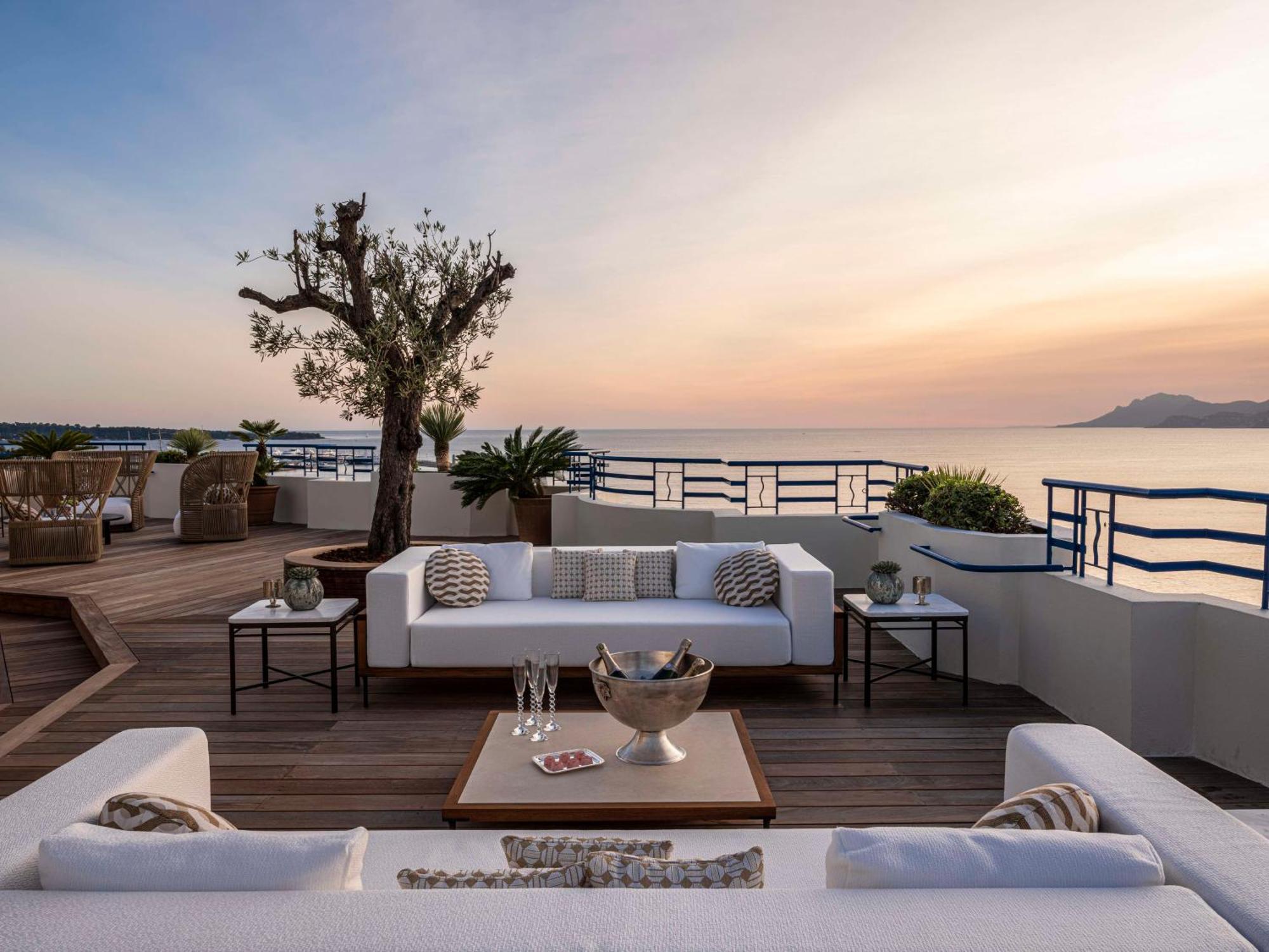 Hôtel Martinez, in The Unbound Collection by Hyatt Cannes Exterior foto The rooftop terrace at the Hotel de la Paix