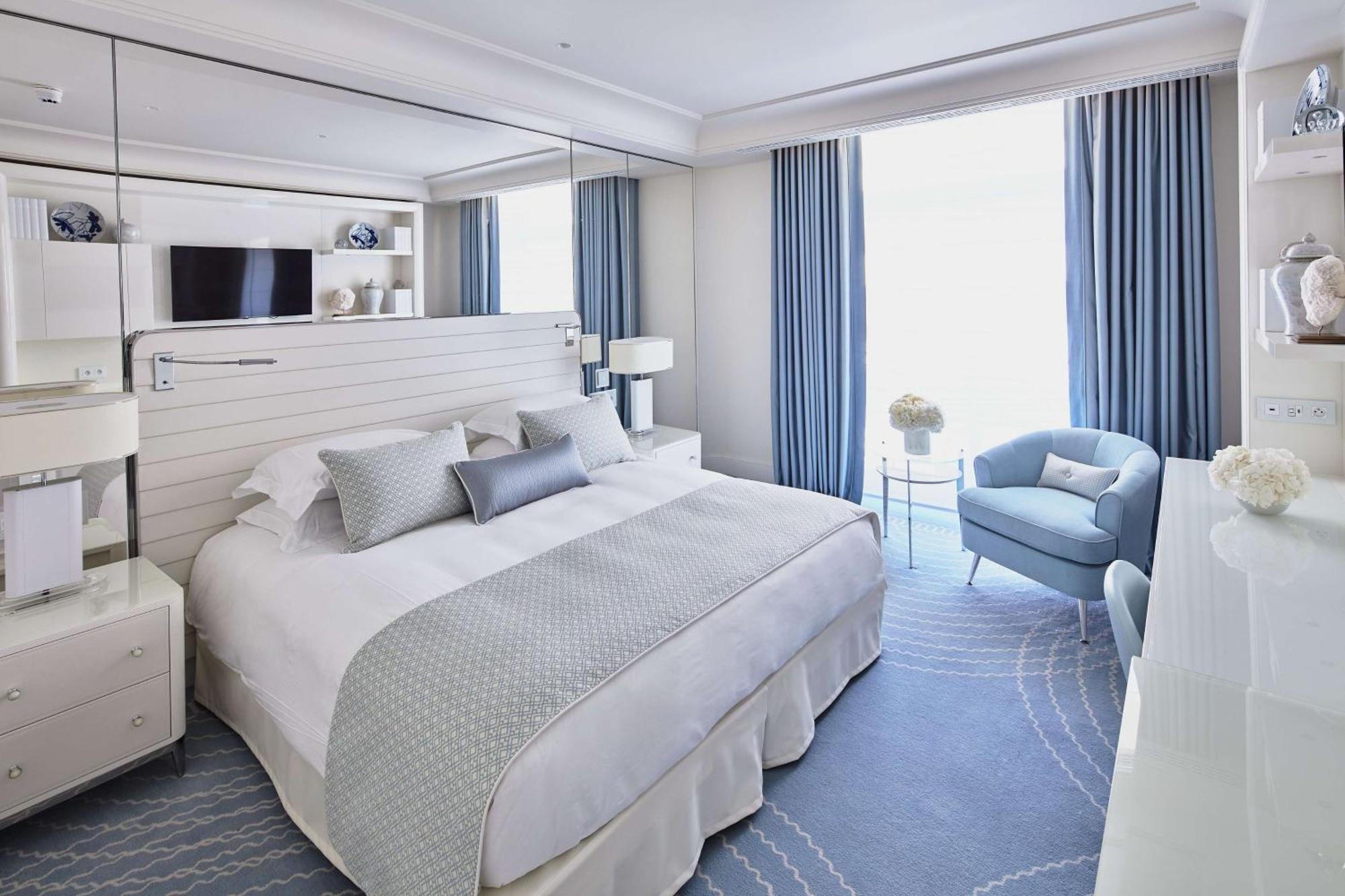 Hôtel Martinez, in The Unbound Collection by Hyatt Cannes Exterior foto A bedroom at the hotel
