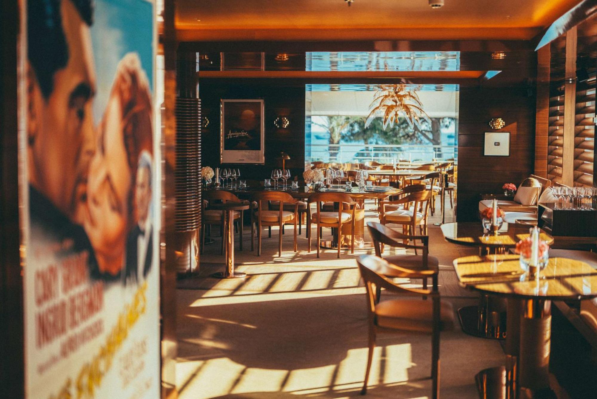 Hôtel Martinez, in The Unbound Collection by Hyatt Cannes Exterior foto The interior of a Starbucks in Hong Kong