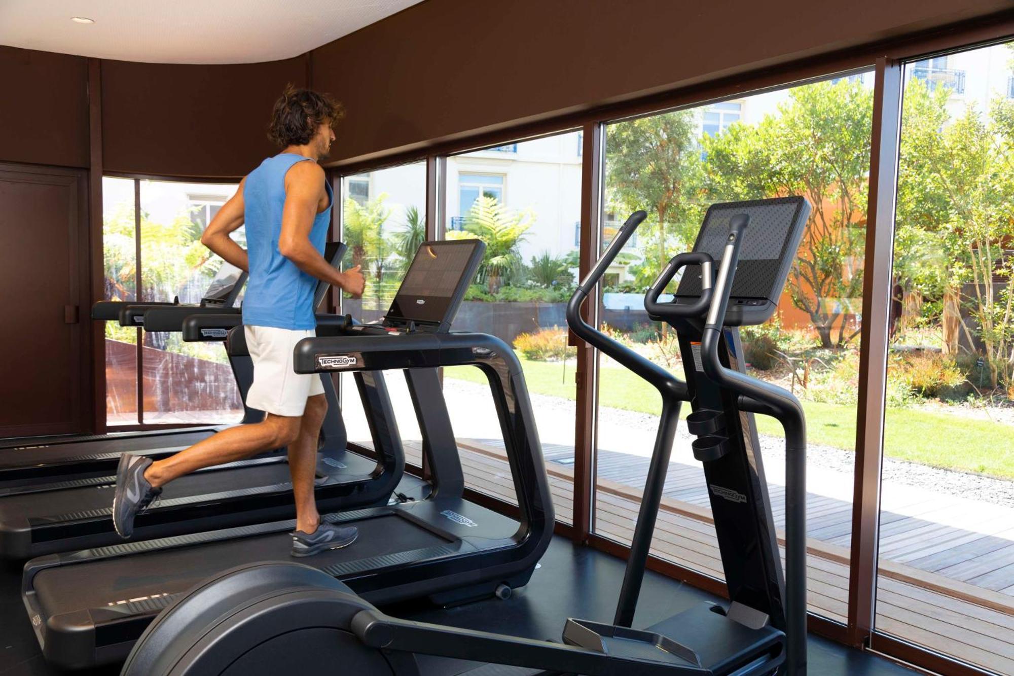 Hôtel Martinez, in The Unbound Collection by Hyatt Cannes Exterior foto A man on a treadmill