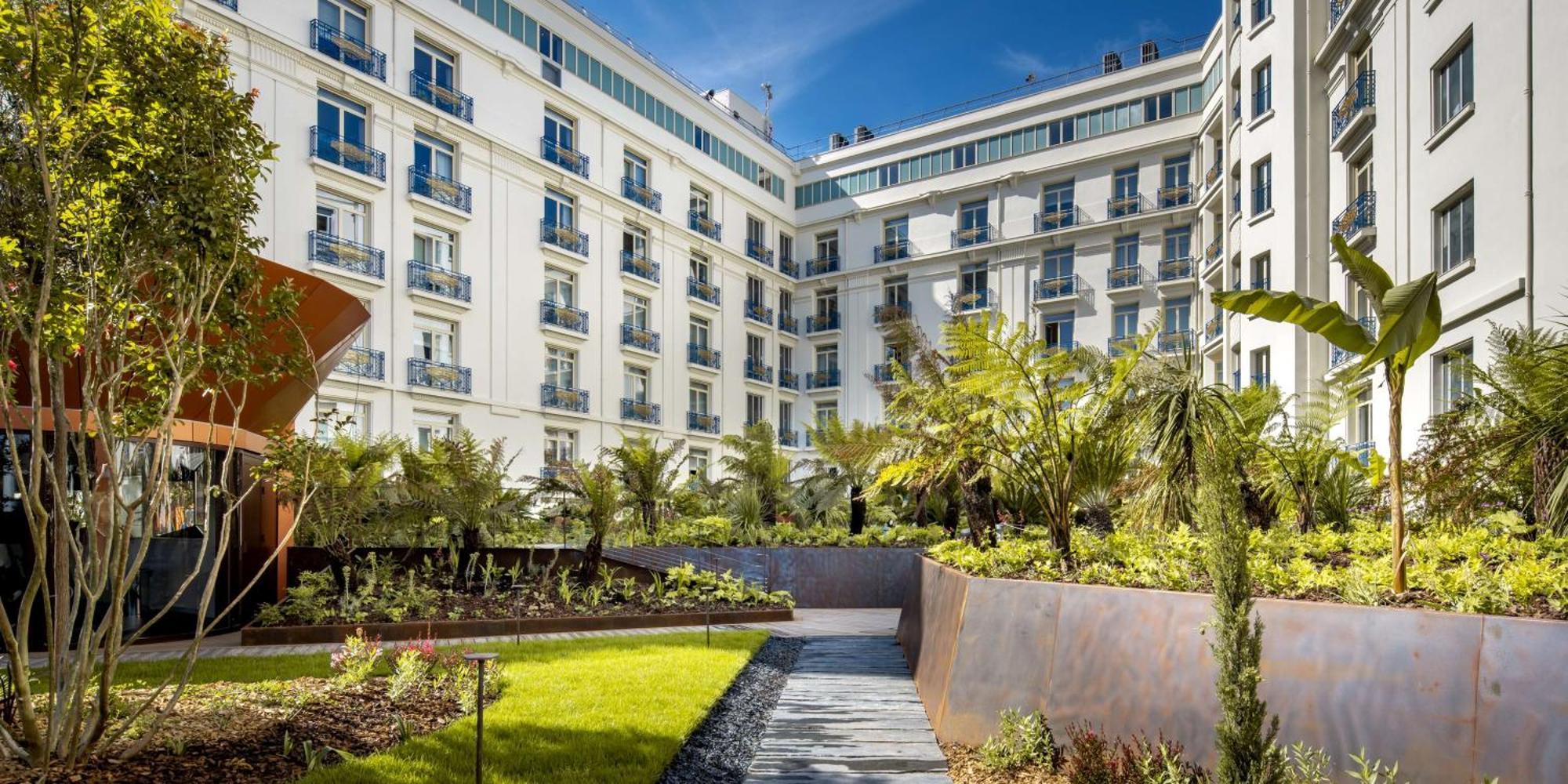 Hôtel Martinez, in The Unbound Collection by Hyatt Cannes Exterior foto The hotel's courtyard