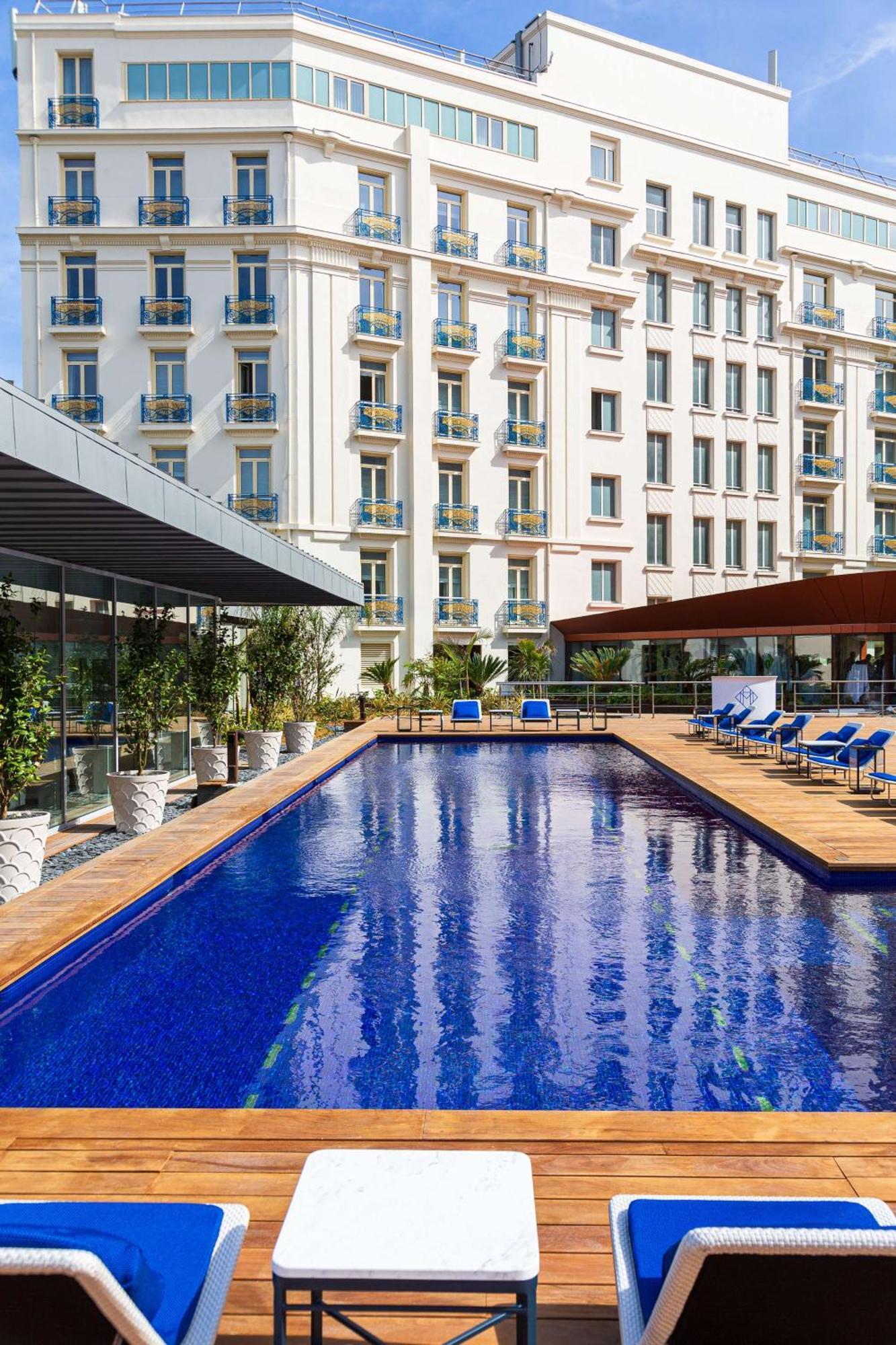 Hôtel Martinez, in The Unbound Collection by Hyatt Cannes Exterior foto The pool at the hotel